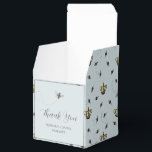 Rustic Blue Bees och Guld Krona Queen Bee Presentaskar<br><div class="desc">Dessa Rustic Blue Bees och Guld Krona Queen Bee Favor Boxes har handdragna buzzingbin mitt i royalet guld krona mot en elegant blå bakgrund. Perfekt för bröllop eller andra speciella händelser. Dessa förmånsboxar för elegant och chic kommer säkert att glädja dina kära.</div>