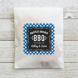 Rustic Blue Gingham BBQ Bröllop Par Shower Fyrkantigt Klistermärke<br><div class="desc">Avslappnad BBQ/barbecue,  det temade parets möhippa-klistermärken har en mjuk,  svart dekorativ ram,  westernt och modernt typsnitt,  stjärnaccenter och en blå gingham bordsduk,  plaid gräns.</div>