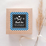 Rustic Blue Gingham BBQ Bröllop Tack Fyrkantigt Klistermärke<br><div class="desc">Tack vare bröllop kan du välja att klistermärken ska ha en svart och vit grillad tematisk utformning med en BBQ-gaffel och en spatulärslutning och en hjärtaccent. Anpassa anpassningsbarnas monogram initialer och "Tack för att du går med oss att fira!". Innehåller en marin, blå och vit gingham tabellskyddad bakgrund. Perfekt för...</div>