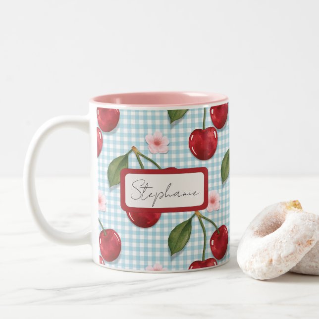 Rustic Blue Gingham och Cherries Monogram Två-Tonad Mugg (Med munk)