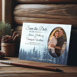 Rustic Blue Gräs Forest med Oval Photo Bröllop Spara Datumet<br><div class="desc">De här vackra korten är perfekten för att låta dina vänner och din familj veta att spara datumet för ditt kommande bröllop. De har en strålande utomhusdesign med en blå grynsskog från gräs träd som är täckt av dimma eller dimma, och ditt foto i ett ovalt format ram. Rubriken läser...</div>