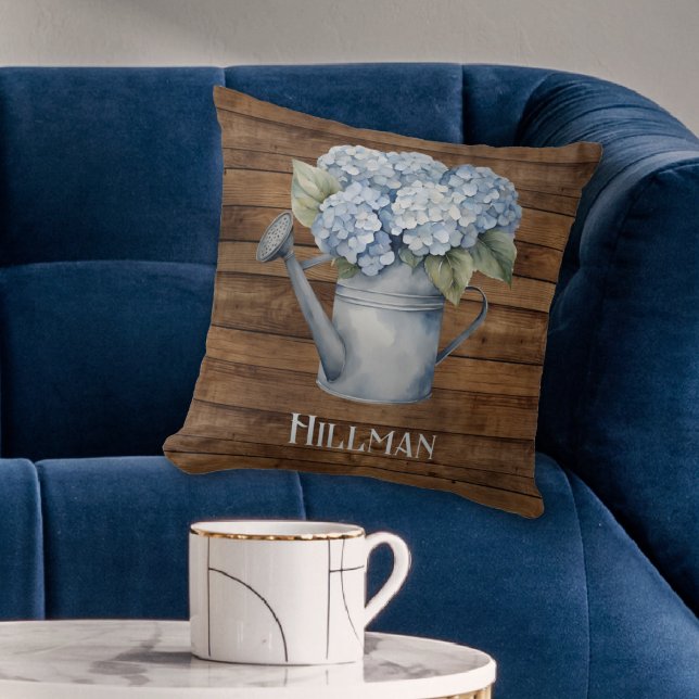 Rustic Blue Hydrangea Watering Kan Personlig Kudde (Rustic Blue Hydrangea Watering Can Personalized Throw Pillow
)