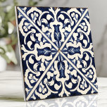 Rustic Blue och White Sicilian Majolica Kakelplatta<br><div class="desc">Ta med en tidlös Medelhavscharm till din décor med den här roliga plattan som har skarpa, blå och vita blommigtar. Det plågade kant och den handmålade sicilianska majolican väcker en känsla av arv och hantverk. Den symmetriska utformningen är perfekt för ryggstödsutgjutelser, accentväggar eller skapande av biet i påstående som fångar...</div>