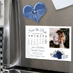 Rustic Blue Ro Calendar & Photo Save Date Magnetisk Inbjudningskort<br><div class="desc">Det här vackra magnetkortet är ett underbart sätt för dina vänner och din familj att få veta att rädda datumet för ditt kommande bröllop. Den roustiska boho-chicen är utformad med ett kluster av handmålad vattenfärg ro i skuggor av dammig blå, marin och indigo. Den lämnat sidan av kortet är en...</div>