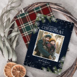 Rustic Blue Tartan Wood God jul Photo Julkort<br><div class="desc">din julfoto i önskemål och din favoritfamiljs helgdag i år med den här formgivningen av det roliga marinblåa julkortet,  med handskrivet manusformat,  din favoritbild,  rött och grönt tartan på baksidan,  ljus och gräs med silver glitter snöflingor. Kontaktdesigner för matchande produkter. Copyright Elegant Inbjudan,  alla höger reserverade.</div>