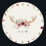 Rustic Boho Stag Hjort Antlers Monogram Bröllop Runt Klistermärke<br><div class="desc">Den här roustiska boho bröllop-klistermärket har hjortar för elegant,  mjuka ärftliga toner och ditt anpassningsbar monogram - perfekt för förslutning av kuvert,  favoritpåsar eller presentväskor. En charmerande detalj för fallbröllop,  skogsteman eller land firande,  det här klassiska runda klistermärket parar vackert med din boho antler bröllop-svit.</div>