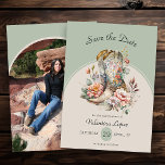 Rustic Boho Western Boots Blommigt Photo Spara Datumet<br><div class="desc">Foto Spara datumet med bohemiska blommigtar, cowgirl-skor, ro och land-blommor. Konstruktionen har vintage och klassisk text, som är inställd i en modern elegant, på en färg av sidans grönt och neutralt beige. Perfekt för teman för boho blommigt, western, ekvestrian, rodeo och land vid någon tidpunkt på året. Om du vill...</div>