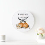 Rustic Botanical Autumn Pumpkin Fall Wedding Stor Klocka<br><div class="desc">Rustik botanisk höstpumpa faller under stort bröllop. Alla texterna är i förväg ordnade så att du enkelt och snabbt kan anpassa dig med dina egna detaljer.</div>