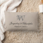 Rustic Bröllop Gift Monogram Namn Newlyged Gift Lumbarkudde<br><div class="desc">Rustic Bröllop Gift Monogram Personlig Namn Newlyged Gift Lumbar Pillow. Värmebeige kutande personlig och grått- monogrammad lumbalkudde. Med klassiskt skript för det monogrammade efternamnet initialt, och namnen för bruden och trimmen och det fastställda datumet på en fast, varm beige bakgrund. En perfekt för nygifta, engagerade par eller vacker för ditt...</div>