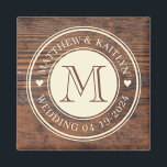 Rustic Bröllop Heart Monogram i Mörk Walnut Magnet<br><div class="desc">Öka bröllop-dekoratet med Rustic Bröllop Heart Monogram i Mörk Walnut Magnet. Den här charmerande magneten har en hjärtsmonogramdesign som ställs in mot en valnötsbakgrund med rik mörk, vilket gör att personligen trycks vid varje magnetiskt yta. Vare sig du använder för att fästa viktiga anteckningar eller för att lägga på kylskåpet...</div>