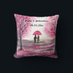 Rustic bröllop kärlek par körsbär blommar träd kudde<br><div class="desc">Rustic bröllop kärlek par blommar med körsbärsverk i träd. Bröllop,  bröllopsinbjudningar,  Alla hjärtans dag. Romantiskt par,  brud och brudgumm,  första dejt,  första kärlek. Rosa körsbärsblommor blommar blommor träd. Heminredning. Girly chic décor. Anpassa med namn och datum. Du kan ändra stil för att skriva genom att klicka på "anpassa ytterligare".</div>