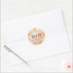 Rustic Bröllop Monogram Runt Klistermärke<br><div class="desc">Ta med dig den rustiska charmen från det kommande bröllop med den här Personligen Wood Disk Background Rustic Bröllop Monogram Sticker. Med ringar som bakgrund i träsket kan du lägga till en personlig beröring genom att anpassa den med ditt eget namn initialer. Den runda formen och träavtrycket på detta klistermärke...</div>