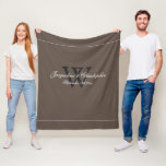 Rustic Bröllop & Newlyged Monogram Gift Keepsaké Fleecefilt<br><div class="desc">Rustic Bröllop & Newlyged Monogram Gift Keepsaki Fleece Blanket. Perfekt bröllop, nygift eller möhippa gåva, en omhuldad påminnelse om parets speciella dag eller som en underbar hemmauppvärmningspåva, Klicka på anpassa mallen för att anpassa den med både ditt namn, ditt första monogram och datumet snabbt och enkelt. Rustic Bröllop & Newlyged...</div>