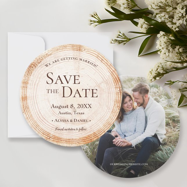Rustic Bröllop spara datum-foto Wood Träd Bark Inbjudningar (Rustic wedding save the date custom photo with wood grain tree bark cut slice design. )