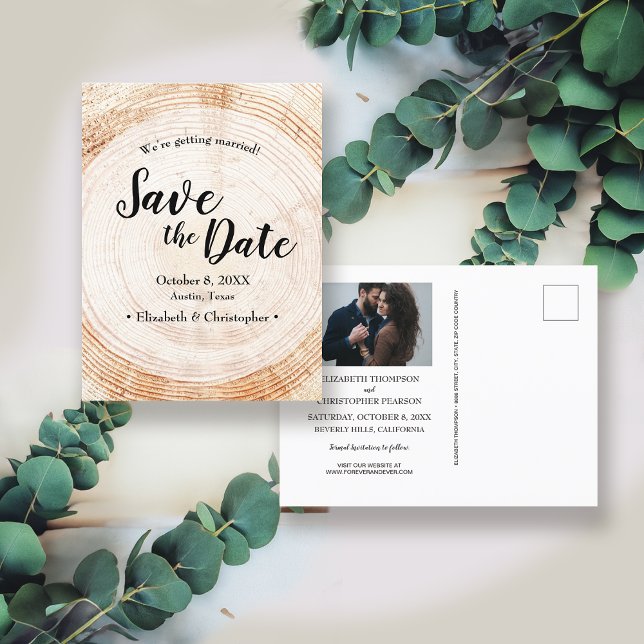 Rustic Bröllop spara datum fotoWood Grain Vykort (Rustic wedding tree bark background Save the Date Wedding engagement announcement postcard.)