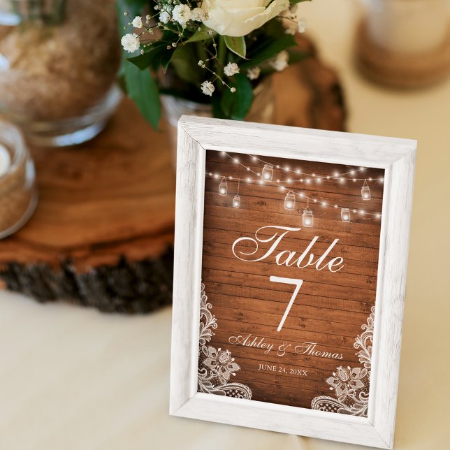 Rustic Bröllop Wood Burk Ljus Snöre Bordsnummer (Rustic Table Card with Mason Jar String Lights.)
