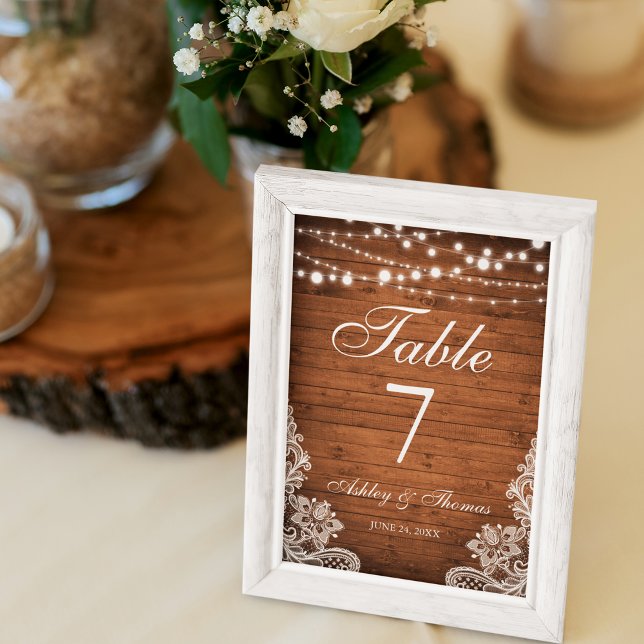 Rustic Bröllop Wood String Ljus Snöre Bordsnummer (Rustic Table Card with String Lights.)