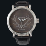Rustic Brown Antler Monogrammed Groomsman Gift Armbandsur<br><div class="desc">Ge din bröllopsfest är en gåva som är både praktisk och minnesvärd med vår orustiska ändå elegant Walnut Brown Hjort Antler Watch. Designat med ett minimalistiskt ansikte med högskissade hjortar kan varje klocka vara personlig med initialer eller en groomsmans eller bäste mans namn för en varaktig keepé. Inspinerad av land...</div>