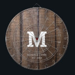 Rustic Brown Faux Wood Family Monogram anpassat Darttavla<br><div class="desc">Ett spel med mörker är alltid roligt för vänner och familj. Den här Rustic Brown Faux Wood Family Monogram Customized Dart Board är designad med en stor vit inledning på mitten. Det är personlig med hans och hennes första namn och år i små enkla bokstäver över det nedre området. Perfekt...</div>
