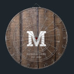 Rustic Brown Faux Wood Family Monogram anpassat Darttavla<br><div class="desc">Ett spel med mörker är alltid roligt för vänner och familj. Den här Rustic Brown Faux Wood Family Monogram Customized Dart Board är designad med en stor vit inledning på mitten. Det är personlig med hans och hennes första namn och år i små enkla bokstäver över det nedre området. Perfekt...</div>