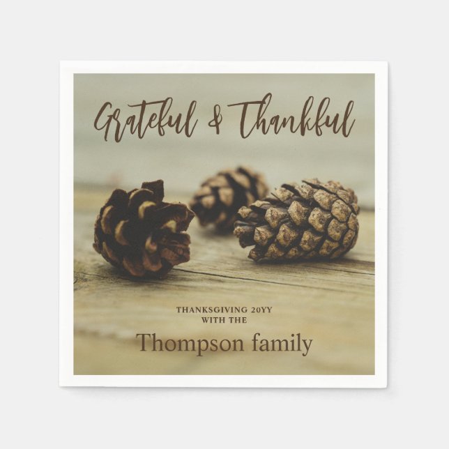 Rustic Brown Pinecones Custom Name Thanksgiving Pappersservett (Framsidan)
