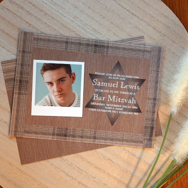 Rustic Brown Play Pub Mitzvah Fotoinbjudan Inbjudningar (Unique beige, Plaid Bar Mitzvah Invitation with Star of David. Scrapbook style photo layout.)