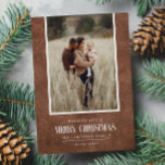 Rustic Brown Winter-jul - ett foto Julkort<br><div class="desc">Den här enkla och roliga helgdag har ditt bästa porträtt-foto över ett orustiskt pappert struktur i brunt färg och ord i "God jul" i vintagens skripttext. Perfekt för hälsningskort för jordbrukshus stil. Lägg enkelt till det bästa fotot, din familj namn och året med hjälp av mallen. Lägg till ett personligt...</div>