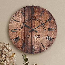 Rustic Brown Wood Anpassningsbar Family Namn Farmh Rund Klocka