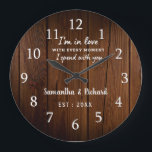 Rustic Brown Wood Kärlek Citote Bröllop-årsdag Stor Klocka<br><div class="desc">Bröllop-klockan med ett romantiskt citat "Jag är i kärlek varje stund jag har varit tillsammans med er" för att uttrycka er kärlek.Personalisera med namn och år.</div>