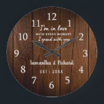 Rustic Brown Wood Kärlek Citote Bröllop-årsdag Stor Klocka<br><div class="desc">Bröllop-klockan med ett romantiskt citat "Jag är i kärlek varje stund jag har varit tillsammans med er" för att uttrycka er kärlek.Personalisera med namn och år.</div>