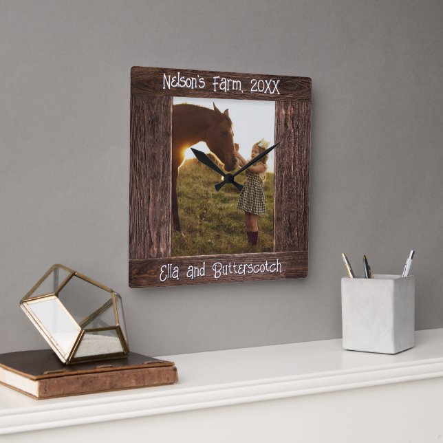 Rustic Brown Wood Text Editable Faux Photo Frame Fyrkantig Klocka (Kontor)