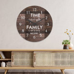 Rustic Brown Wood-tid spenderad med familjeoffert Stor Klocka<br><div class="desc">Stil klocka med en inspirerande familjekurs: "Familjetillbringa är värt varje sekund" på en rustisk träbakgrund.</div>