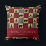Rustic Buffalo Check Bears Bröllop-årsdag Kudde<br><div class="desc">Rustiska dekoratorkuddar med ett lapptäcke av röda och svarta bufflar som växlar med fläckar av träplank. Björnar och gräs träd blandas i mönster. Anpassa med ett pars namn och deras bröllop-datum,  eller valfri text. Perfekt till ditt bergshem.</div>