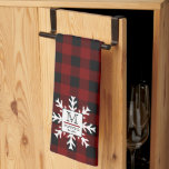 Rustic Buffalo Checks Snowflake Monogram Namn år Kökshandduk<br><div class="desc">Vår ursprungliga buffelkontroll visade mönster i svart och rött med en svart,  vit emblem på en snöflake för ditt första monogram,  familj namn och etablerat år. Underbar för rustika-,  land- och logkabindekoration samt jul- och vinterjulhelg.</div>
