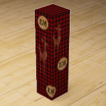 Rustic Buffalo Play STAG Monogram Red Checks Presentask För Vinflaska<br><div class="desc">Den här festliga julklappen,  buffalo plaid rustic themed flaska är perfekt för höstens fall/vintersäsong. _______________________________________________________________________ För hjälp,  matchande artiklar eller anpassad design CONTACT Designer LeahG via fliken nedan.</div>