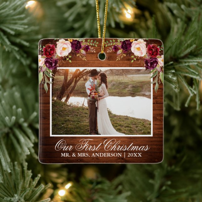 Rustic Burgundy Blommigt Wood vår första jul Julgransprydnad Keramik (Träd)