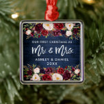 Rustic Burgundy-Blommigten Första julblått Julgransprydnad Metall<br><div class="desc">Rustic Blue Wood,  Modern Brush Script,  Watercolor Burgundy Blommigt,  Vår första jul som mr och Heart Bröllop Ornament</div>