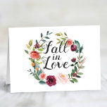 Rustic Burgundy Fall in Kärlek Blommigt Wandend Ad Anteckningskort<br><div class="desc">Snyggten med det hopfällda "Fall in Kärlek"-kortet i bröllop har en strålande krans av blommor med fallfärg,  inklusive ro,  dahlier,  blommor med peonblommor och grönska,  i en fantastisk höstpalett med burgudtt,  guldfärgad gult,   rosa och skugga av grönt. En samordnande burgunisfärgsfärg för rand mönster ligger baktill på kortet.</div>
