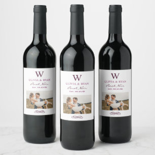 Rustic Burgundy Red Bröllop Monogram Photo Vinflaska Etikett