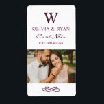 Rustic Burgundy Red Bröllop Monogram Vin Photo Fraktsedel<br><div class="desc">Kortiketterna chic flaska har ett giftigt monogram av bruden och brudgummen namn och efternamnet initial,  bröllop datum och typ av vin,  tillsammans med ett foto av brudgummen och brudgummen. Elfenbensbakgrund med brinnröd text/lila text.</div>