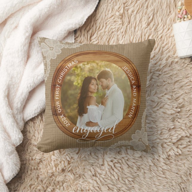 Rustic Burlap and Lace First Christmas engaged Kudde (Filt)