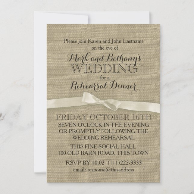Rustic Burlap och Vit Bow Rehearsal Middag Inbjudningar (Framsida)
