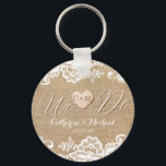 Rustic Burlap Snöre och Wood Heart Namn Initialer Nyckelring<br><div class="desc">Rustic Burlap Snöre och Wood Heart Namn Initialer bröllop.</div>
