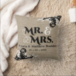 Rustic Burlap Titta Mr. och Mrs. Bröllop. Kudde<br><div class="desc">© 2014 Socialite Design. Vår bröllop-knappnålspets har en bildbakgrund med en överlappande bild,  tillsammans med anpassadets bruna text och datum. Motstående hörn har eleganter som blomstrar. All inslag kan anpassas individuellt till kostym. Du kan ändra storlek på eller ta bort inslagen för designen individuellt.</div>