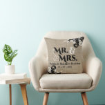 Rustic Burlap Titta Mr. och Mrs. Bröllop. Kudde<br><div class="desc">© 2014 Socialite Design. Vår bröllop-knappnålspets har en bildbakgrund med en överlappande bild,  tillsammans med anpassadets bruna text och datum. Motstående hörn har eleganter som blomstrar. All inslag kan anpassas individuellt till kostym. Du kan ändra storlek på eller ta bort inslagen för designen individuellt.</div>