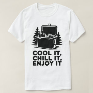Rustic Camping Cooler med Drinks Äventyr Design T Shirt