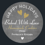 Rustic Chalkboard bakad med Kärlek Helgdag Cookies Runt Klistermärke<br><div class="desc">Bakad med kärlek-klistermärken för dina hemmade cookies-presentpåsar den här julhelgen. Anpassa med ditt namn.</div>