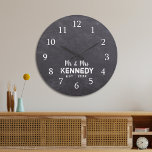 Rustic Chalkboard Bröllop Mr och Mrs. Stor Klocka<br><div class="desc">Bröllop klocka med en rustik krita. Anpassa stil-klockan med det nya parets efternamn för en unik bröllopsgåva.</div>