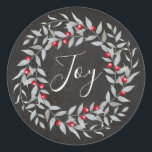 Rustic Chalkboard Joy | Jul-Glad helg Runt Klistermärke<br><div class="desc">Rustic land julafton-klistermärken med en kritbakgrund,  ord "joy" i ett handskrivet kalligrafteckensnitt och en fin grönt och rödberrys-julkrans.</div>