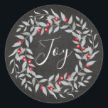 Rustic Chalkboard Joy | Jul-Glad helg Runt Klistermärke<br><div class="desc">Rustic land julafton-klistermärken med en kritbakgrund,  ord "joy" i ett handskrivet kalligrafteckensnitt och en fin grönt och rödberrys-julkrans.</div>